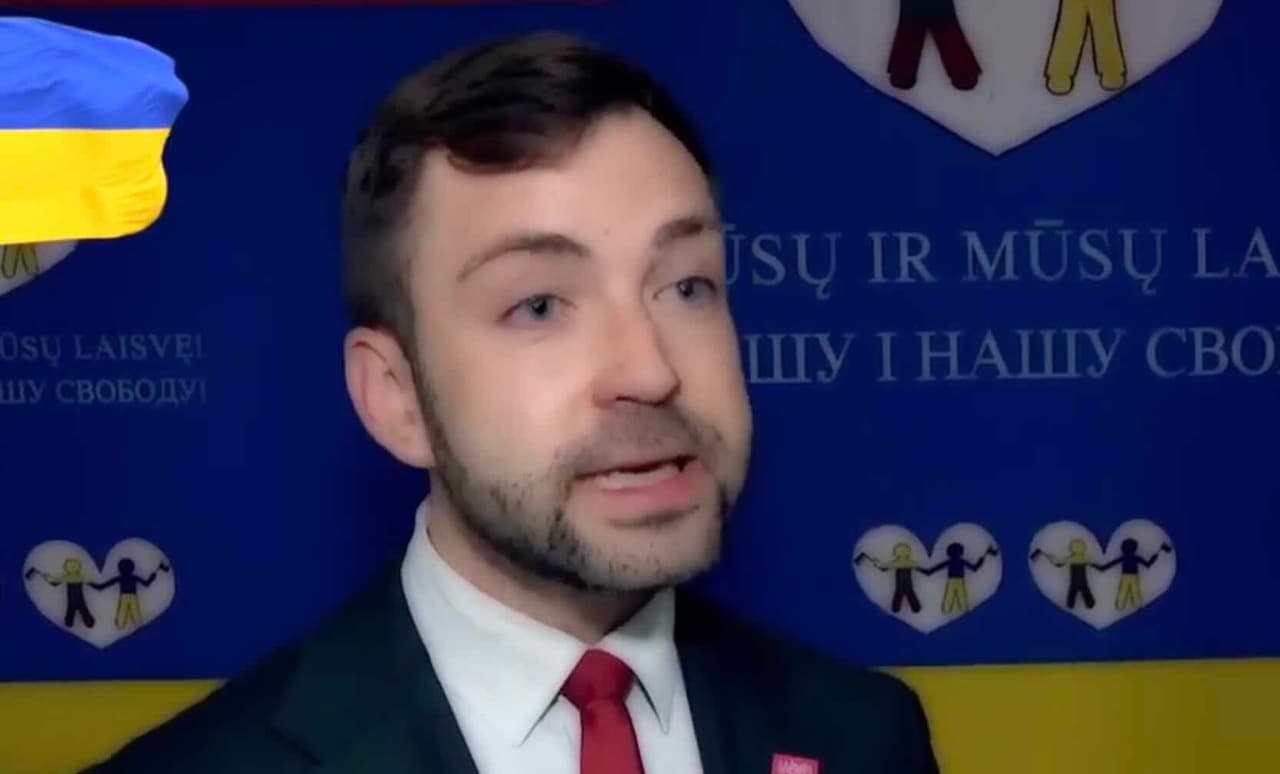 Prieš sankcijas Rusijai balsavę Seimo nariai suklydo, šia proga Seime apsilankė profesionalus gėjus