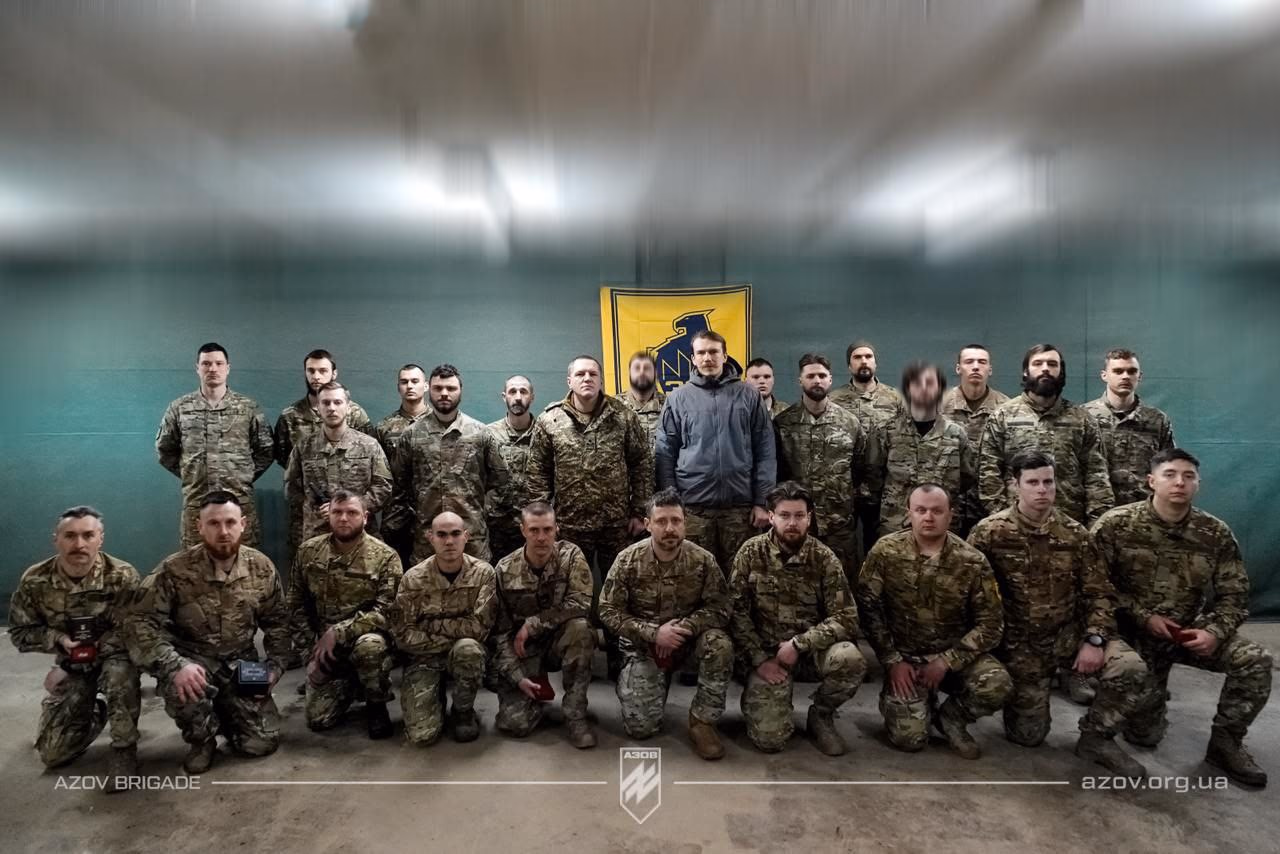 Kadriniai kariškiai nemėgsta „Azovo“ Brigados veikėjų (jie šioje foto) ir kitu panašių grupuočių atstovų.
