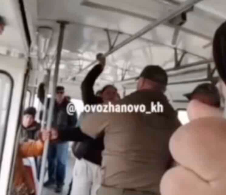 Moteris viešajame transporte gynė savo vyrą nuo ukrainiečių surinkėjų