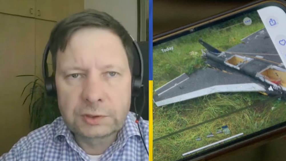 **Krizių valdymo centro vyriausiasis patarėjas Darius Buta (kairėje) ir rusiškas dronas GERBERA.**