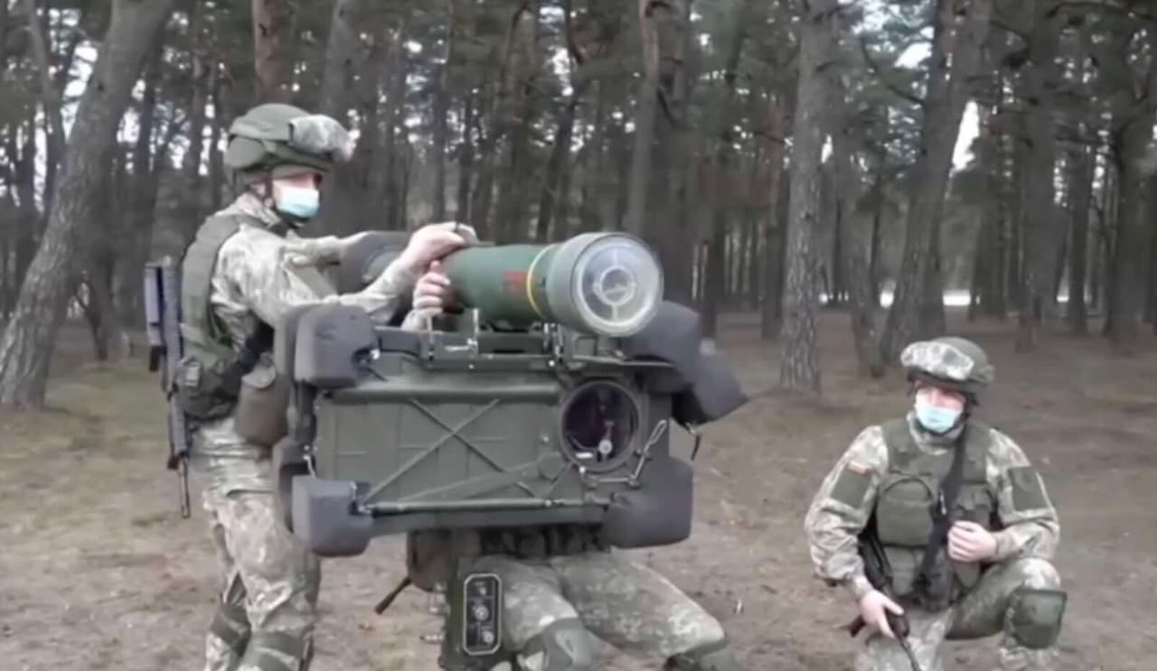 Siekiant numušti priešų droną su raketa, netyčia galima pataikyti į važiuojantį automobilį ar namą, kuriame kūrenasi židinys