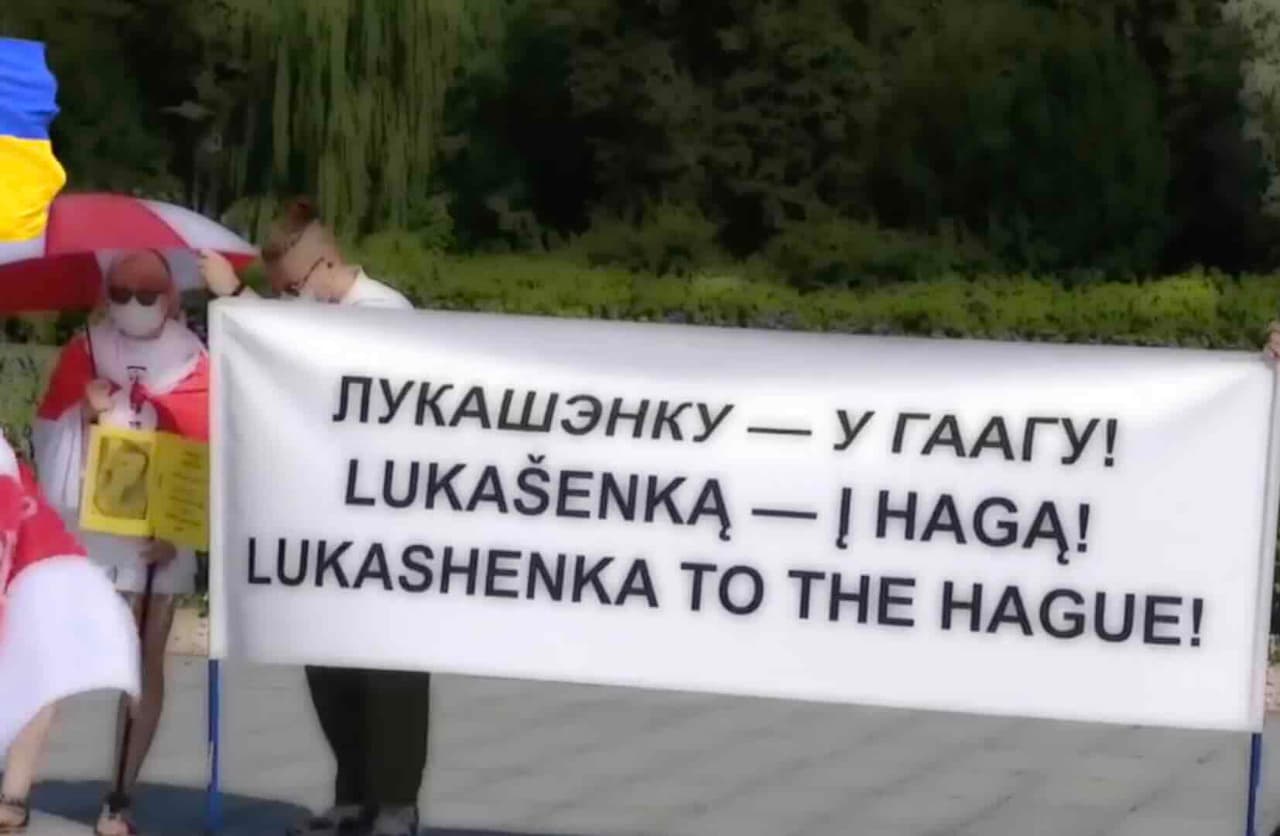 Švenčiant penktąsias suklastotų rinkimų Baltarusijoje metines, Vilniaus centre susirinko 100 baltarusių