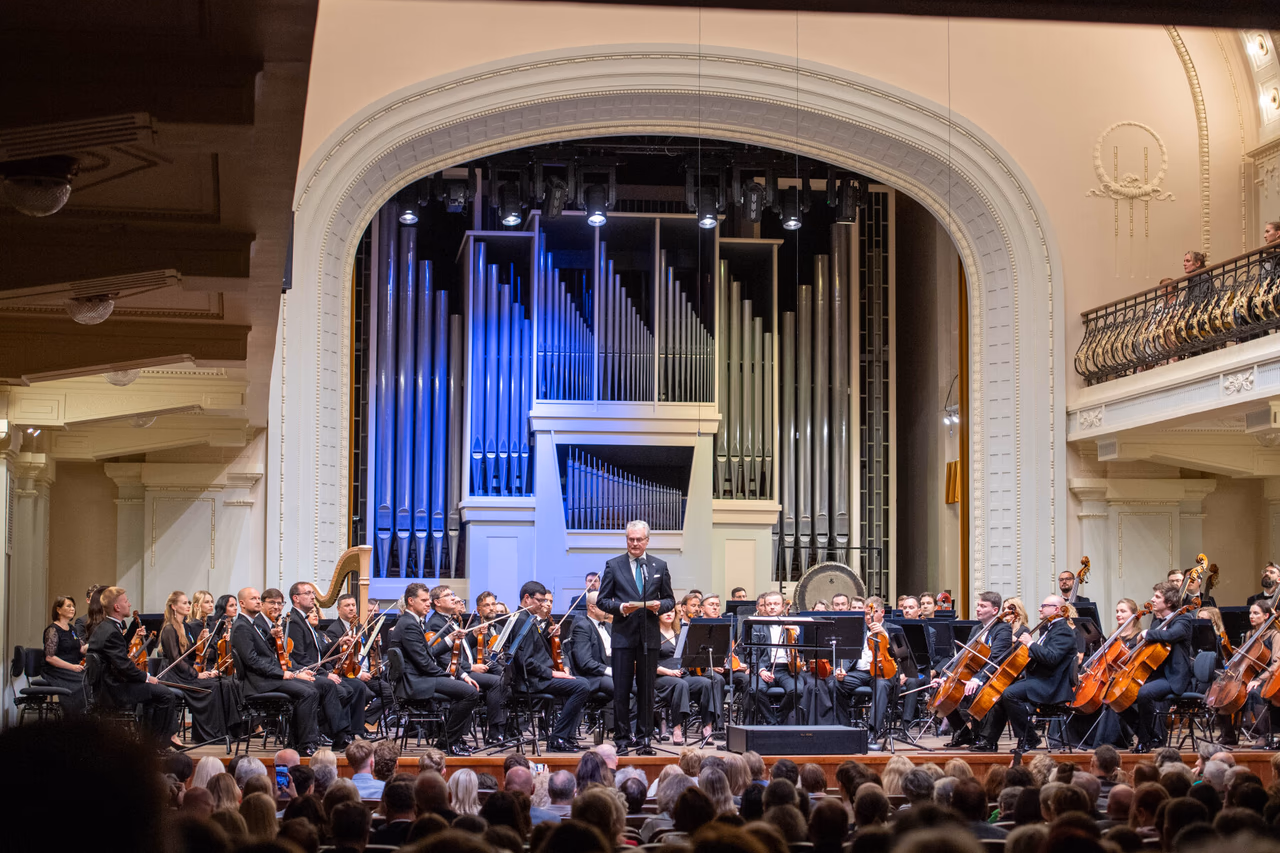 Nausėda nuo filharmonijos scenos, rėžė ugningą kalbą Ukrainos nepriklausomybės dienos išvakarėse