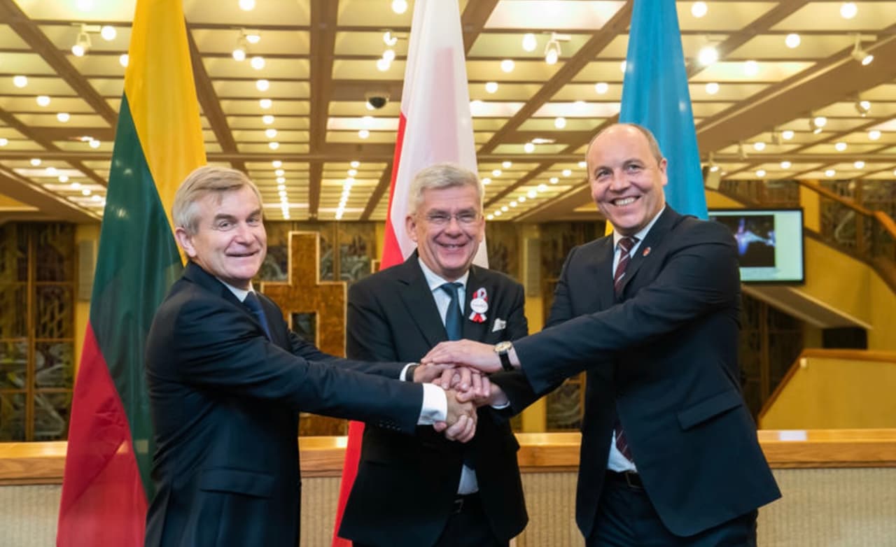**Andrejus Parubijus (dešinėje) buvo nuolatinis Lietuvos ir Europos Sąjungos politikų laukiamas svečias.**
