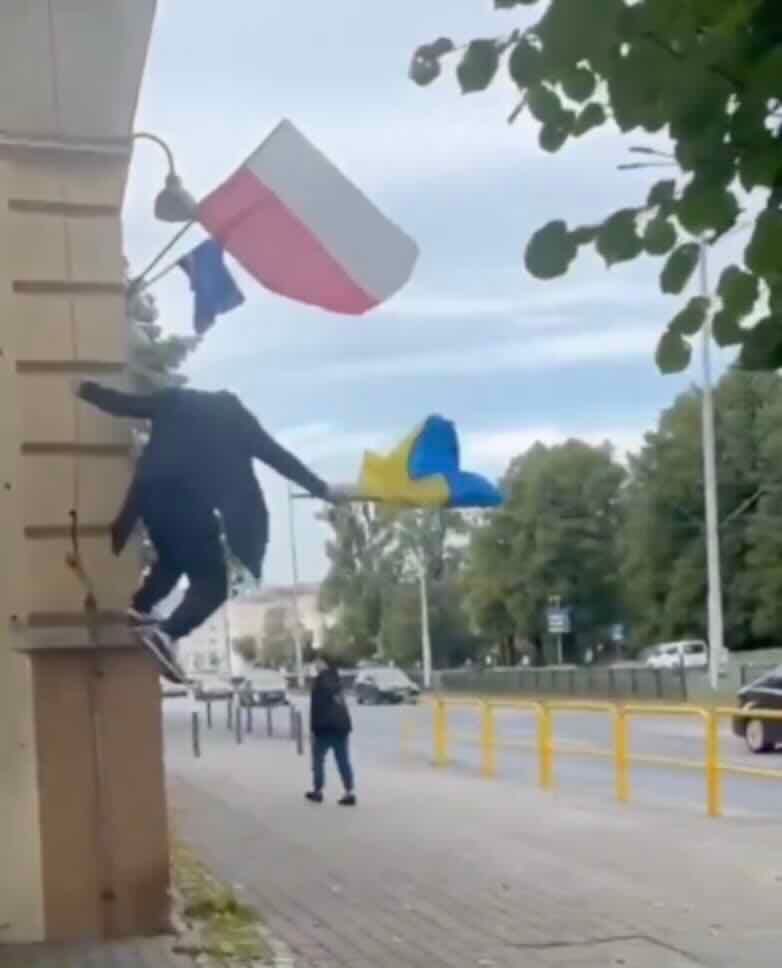 Lenkijoje Kremlius vykdo hibridinius išpuolius – nukabina Ukrainos vėliavas ir kabina Lenkijos