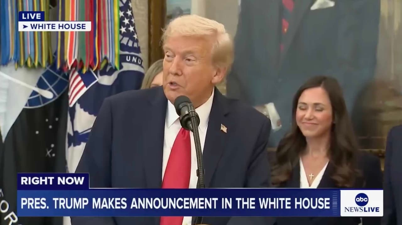 Donald Trump: „Net CNN tai supranta. Tiesa? Fake news“