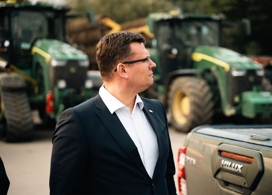 Landsbergių lyderis Laurynas Kasčiūnas su komanda lankėsi Kėdainiuose. Kelionė prasidėjo Šarūno Šiūšės ūkyje Kėdainių rajone. Nuotr. iš TS-LKD Facebook.