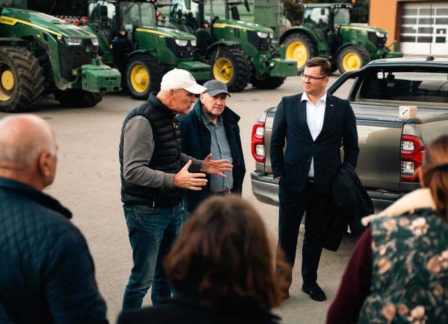 Landsbergių lyderis Laurynas Kasčiūnas su komanda lankėsi Kėdainiuose. Kelionė prasidėjo Šarūno Šiūšės ūkyje Kėdainių rajone. Nuotr. iš TS-LKD Facebook.