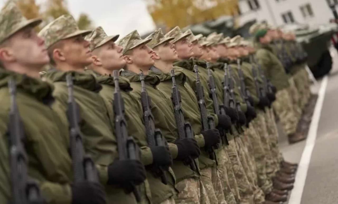 Gerai tarnavę, gaus solidžias pinigines išmokas, o studentai nebegalės atidėti tarnybos