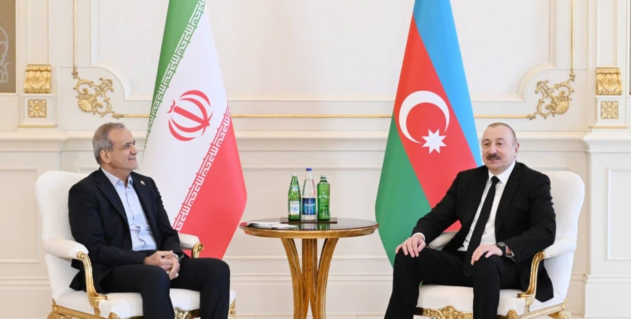 Azerbaidžano prezidentas Ilhamas Alijevas (dešinėje) su savo Irano kolega Masudu Pezeshkianu Baku 2025 m.