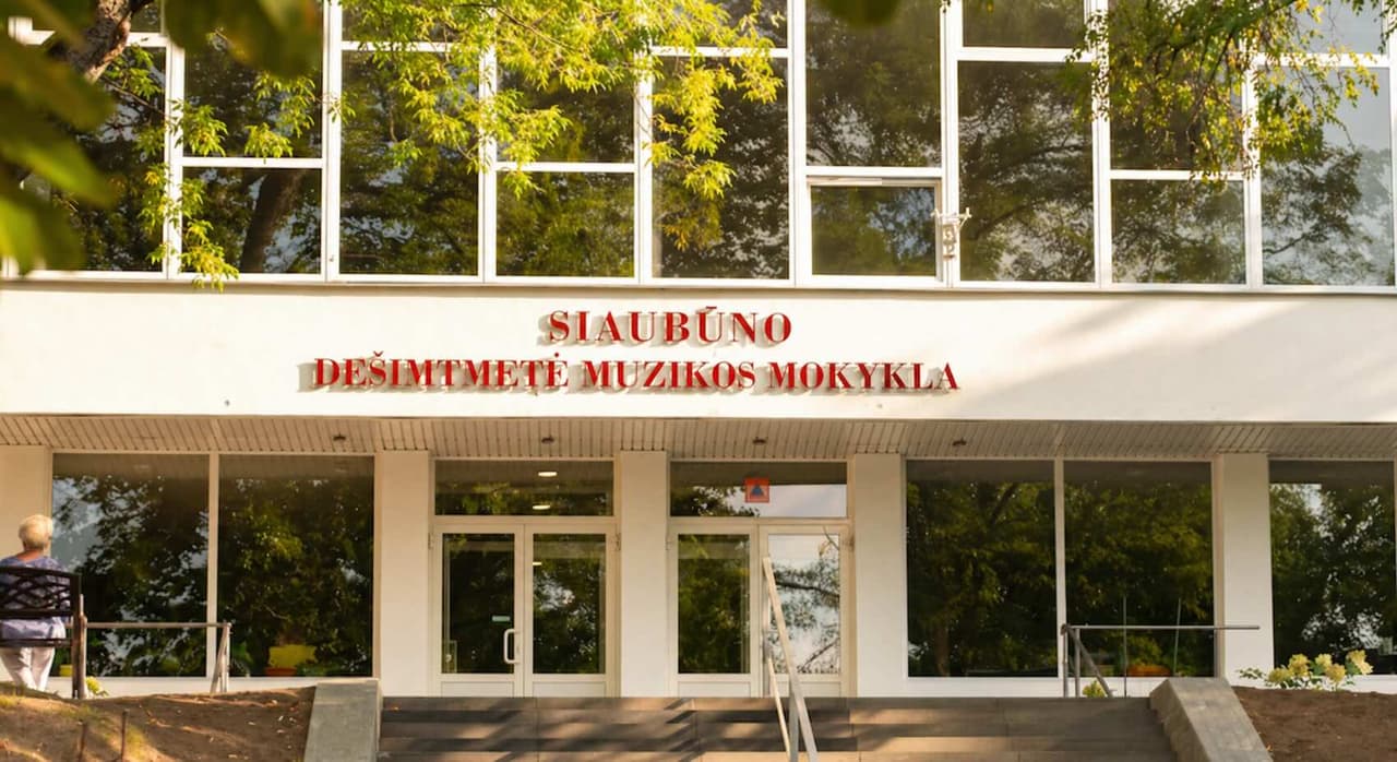 Nuo Nėries iki Dvariono: kodėl okupacijos poetė išbraukta, o okupacijos melodijos autorius puikuojasi?