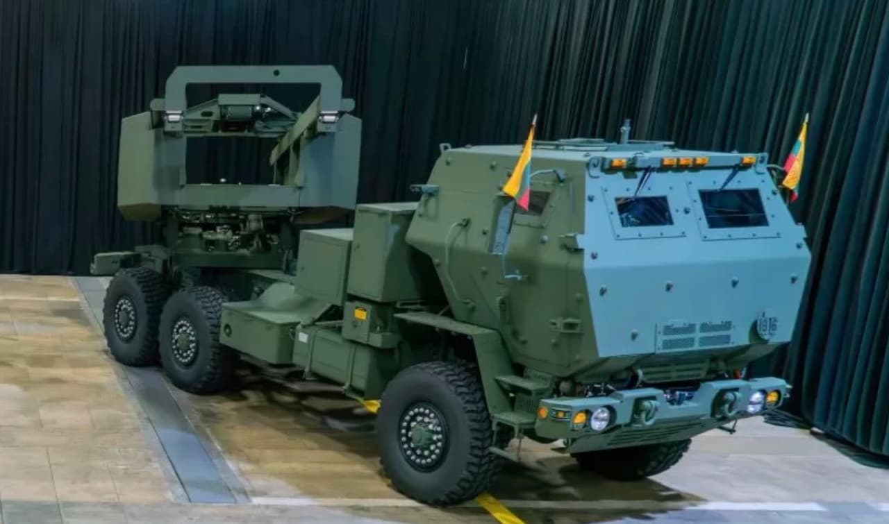 JAV pirmą kartą parodė pirmuosius Lietuvos perkamus HIMARS paleidėjus