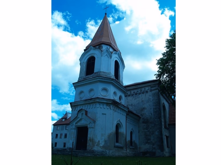 Liackių koplyčia, kurią tvarkiusį kunigą Joną Jankauską 1864-aisias Užuguostyje pakorė caro kazokai. Kas liko iš Liackių mauzoliejaus, nežinia, nes jau po atgimimo buvo baigti caro pradėti darbai: neatlikus tyrimų, pritrūkus lėšų, statybinėmis šiukšlėmis galutinai užversti palaidojimų rūsiai.
