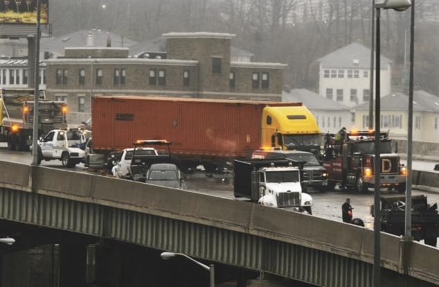 JAV susidūrė 65 lengvieji automobiliai ir keturi sunkvežimiai. AP nuotr.