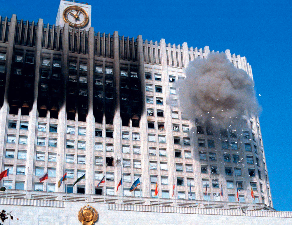 1993 metų spalio 4 dieną tankų apšaudomas Rusijos parlamentas
