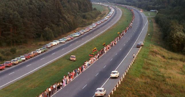 Jei kas Sąjūdžio laikais būtų pasakęs, kad Lietuvos prezidente po 20 metų bus NKVD'isto gaisrininko duktė, kuri nepaliaujamai laužys Konstituciją ir aktyviai veiks prieš Lietuvą, didžioji dalis žmonių tokį kalbėtoją būtų palaikę nevisapročiu ar (geriausiu atveju) labai prastu pokštininku. Nuotr. Baltijos kelias (ELTA)
