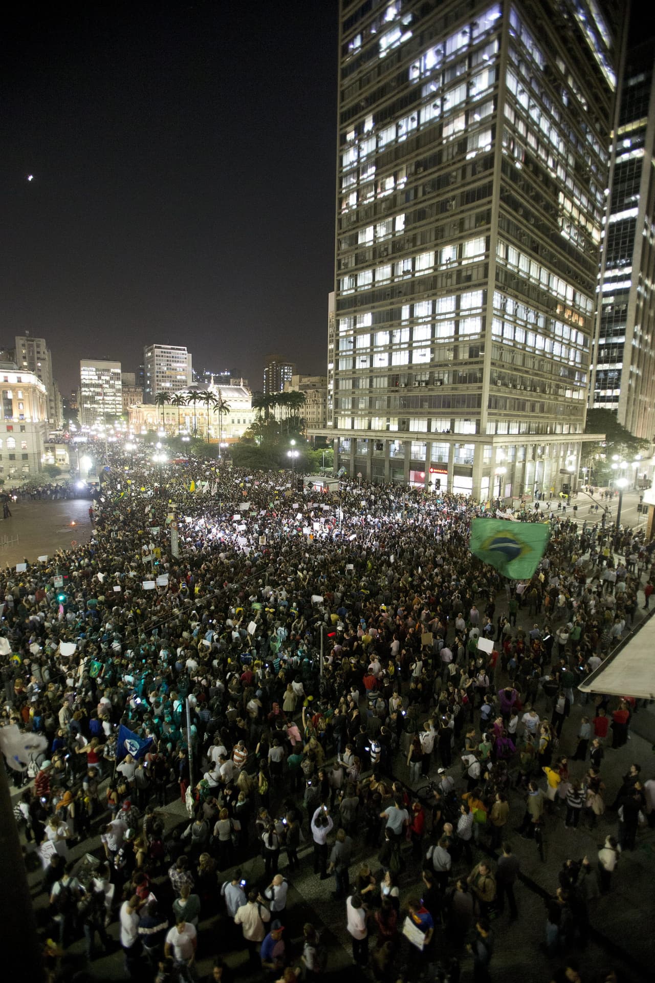 Brazilija: protesto akcija San Paule virto plėšikavimu ir padegimais. EPA-ELTOS nuotr.