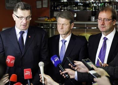 Valdantieji tarsis dėl biudžeto deficito, tautybės įrašymo dokumente ir žemės grąžinimo