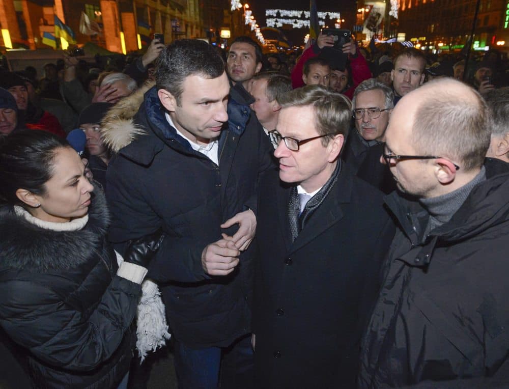 Vokietijos užsienio reikalų ministras G. Westerwelle ir Ukrainos opozicijos lyderiai Vitalijus Klyčko ir Arsenijus Jaceniukas. EPA-Eltos nuotr.