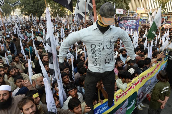 Pakistaniečiai protestuoja prieš nesiliaujančias JAV bepiločių lėktuvų žudikų atakas