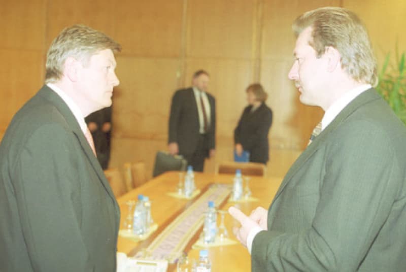 Seimo Nacionalinio saugumo ir gynybos komiteto vadovas, KGB papulkininkio sūnus A. Paulauskas ir Maskvoje politinio prieglobsčio prašęs V. Uspaskichas sutaria, kad Lietuvą reiktų atskiesti ir rytų kaimynių piliečiais. Nuotr. Lietuvos Respublikos Seimo archyvo