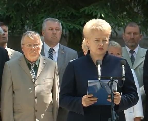 Prezidentės dėmesys minint represijų aukų ir Baltijos kelio dieną (vaizdo įrašas)