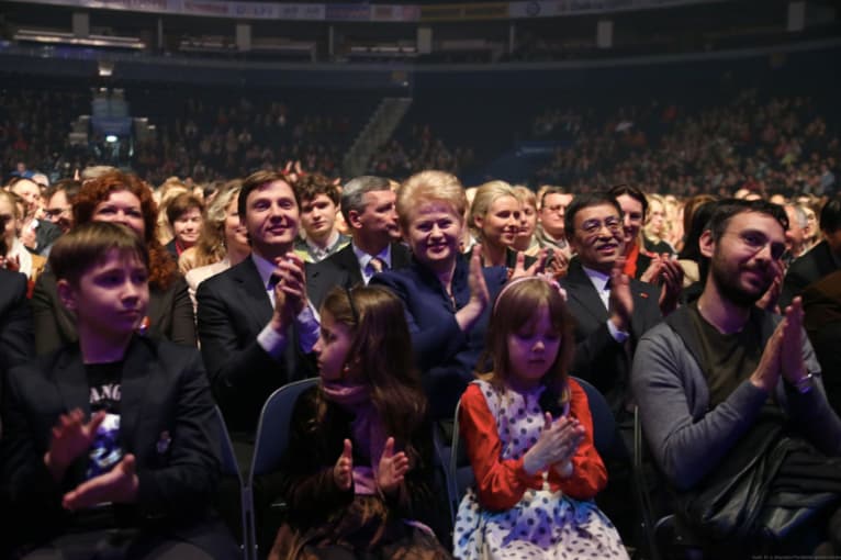 Prezidentė D. Grybauskaitė stebi kinų trupės pasirodymą. Nuotr. prezidentas.lt