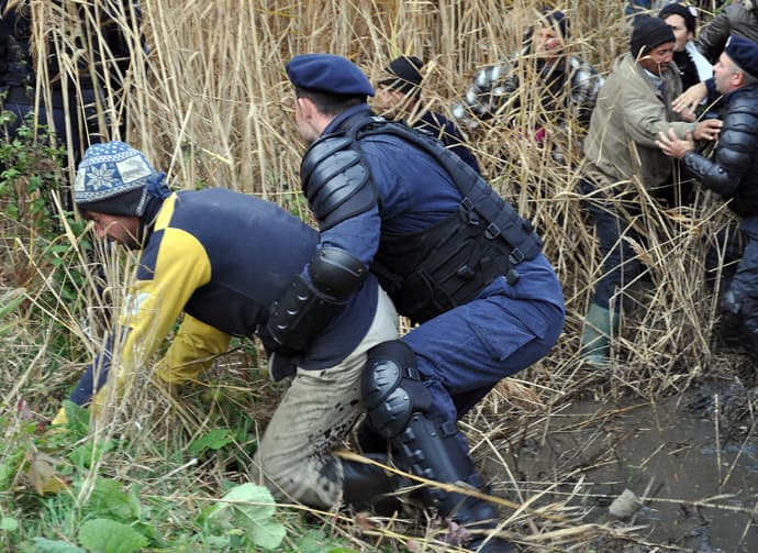 Rumunijos policininkas ir protestuotojas Pungeščio kaime, kuriame „Chevron“ ieško skalūninių dujų