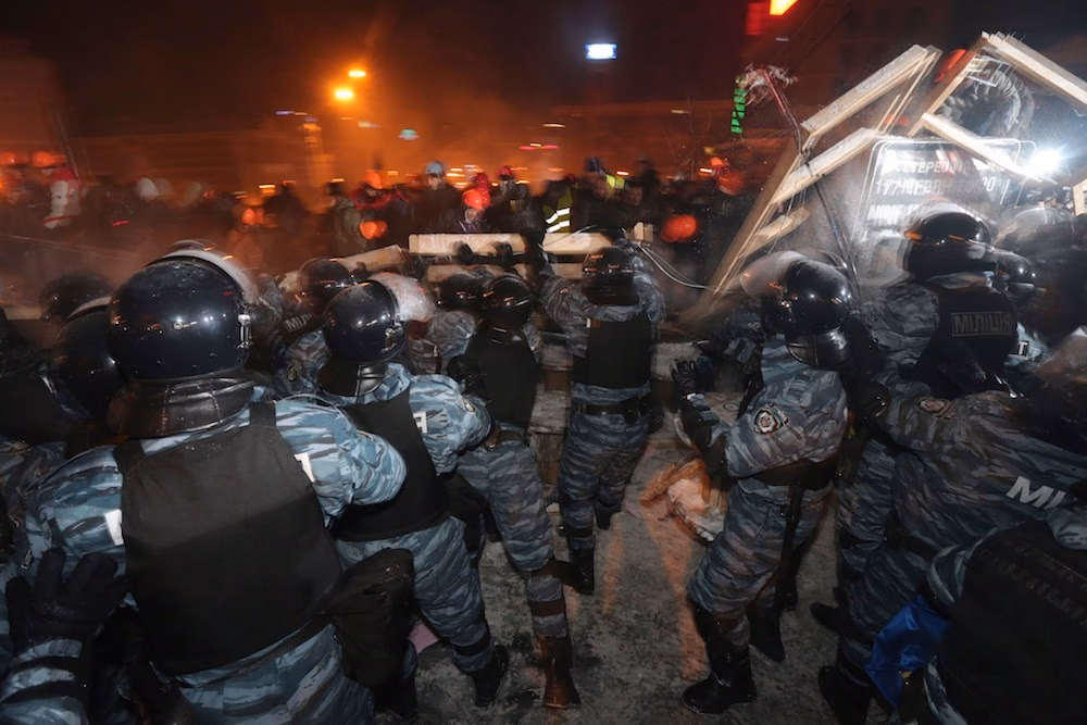 Saugumo pajėgos Kijeve vėl ėmėsi veiksmų prieš protestuotojus. EPA-Eltos nuotr.