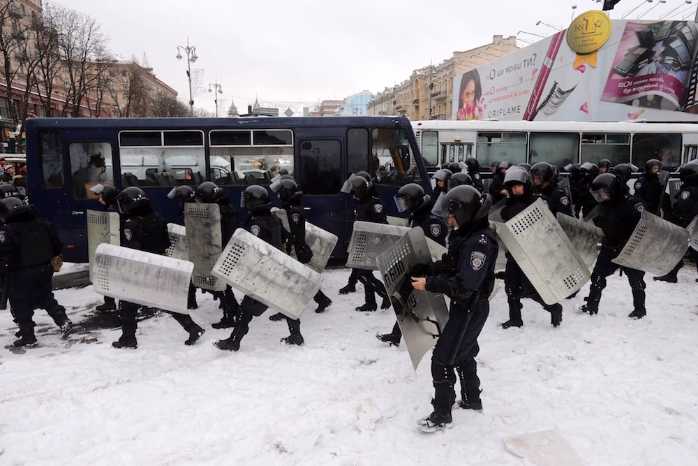 Ukrainos vidaus kariuomenė teigia negavusi įsakymo išvaikyti opozicijos šalininkus. EPA-Eltos nuotr.