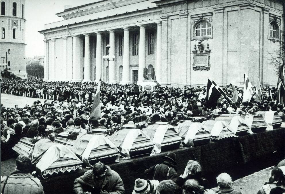 Sausio 13-osios aukų laidotuvių ceremonija Katedros aikštėje, 1991-01-15. Nuotr. wikipedia.org