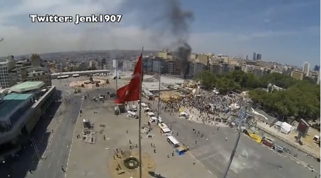 Turkijos policija susidoroja ne tik su riaušininkais, bet ir su bepiločiais skraidymo įrenginiais