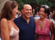 Silvio Berlusconi (viduryje)