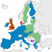 Žydra - euro zona (17); žalsva - ES narės, įsipareigojusios prisijungti prie euro zonos (8); ruda - ES narės su išskyrimo iš euro zonos išlyga (1); raudona - ES narės, planuojančios referendumą nuspręsti dėl stojimo į euro zoną (1); geltona - šalys už ES ribų, kurios naudoja eurą, tačiau oficialiai susitarusios (5); violetinė - šalys už ES ribų, naudojančios eurą, tačiau „de facto“ be susitarimo (4). Pav. iš „ghescuela.blogspot.com“