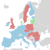 Mėlyna - ES narės, naudojančios eurą (euro zona); žalia - Europos valiutų kurso mechanizmo narės (ERM II); raudona - kitos ES narės; geltona - narės, naudojančios eurą sudarius sutartį su ES; rausva - narės, kurios vienašališkai priėmė eurą. Pav. iš „wikipedia.org“