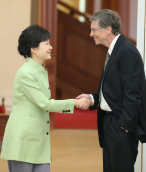 B. Gatesas su ​Pietų Korėjos prezidente sveikinosi laikydamas ranką kišenėje. Nuotr. EPA-ELTA