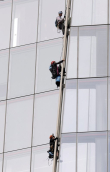 „Greenpeace“ aktyvistės lipo į dangoraižį. EPA-ELTA nuotr.