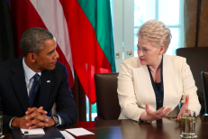 JAV prezidentas Barakas Obama įdėmiai klausosi 2013 m. politikos „Oskaro“ laimėtojos, Lietuvos prezidentės Dalios Grybauskaitės, neseniai įvykusio susitikimo metu Vašingtone. Nuotr. prezidentas.lt