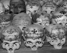 Kaukolės su užrašais Halštato mieste Austrijoje