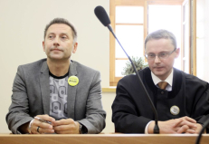 Lietuvos gėjų lygos pirmininkas Vladimiras Simonko ir advokatas Vytautas Mizaras. Gedimino Savickio (ELTA) nuotr.
