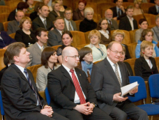 Viduryje – Andrius Kabišaitis, Seimo Teisės departamento direktorius. Nuotr. "lrs.lt" (2004-2008 m. Seimas)