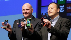 Microsoft vadovas Steve Ballmer (kairėje) ir HTC galva Peter Chou pristato WP telefonus