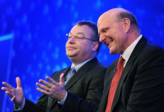 „Nokia“ vykdomasis direktorius Stephenas Elopas (kairėje) ir „Microsoft“ vadovas Steve'as Ballmeris