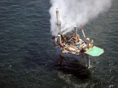 JAV: Meksikos įlankos dujų gavybos platformoje kilo gaisras. EPA-ELTA nuotr.