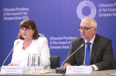 ES Komisijos narė Maire Geoghegan-Quinn ir švietimo bei mokslo ministras Dainius Pavalkis. Martyno Ambrazo (ELTA) nuotr.
