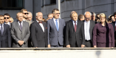 Lietuvos pirmininkavimo Europos Sąjungos (ES) Tarybai pradžia Vyriausybės rūmuose paminėta iškilminga vėliavų pakėlimo ceremonija, kurioje dalyvavo ministras pirmininkas Algirdas Butkevičius, Ministrų kabineto nariai, užsienio valstybių ambasadoriai, kiti svečiai. Nuotr. Eltos