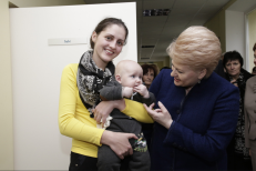 Prezidentė D. Grybauskaitė. Nuotr. prezidentas.lt. PASTABA. „Ekspertai.eu” reaguodami į tokių komentatorių kaip Brukas pastebėjimus (komentaro nr. 32, IP 84.240.29.12), kad prie šio straipsnio buvo panaudota senoka prezidentės fotografija, ištaiso šią padėtį ir publikuoja šviežią, lapkričio 15 dienos nuotrauką su šalies vadove. Ačiū skaitytojams už pastebėjimus (prieš tai buvusią nuotrauką galite pamatyti publikacijos apačioje).