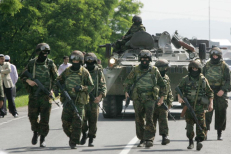 Šių metų kovą iš Rusijos okupacinių pajėgų bazės Chankaloje Čečėnijoje į Dagestaną permesti kariai patruliuoja gatvėse.