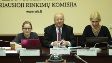 VRK pirmininkas Zenonas Vaigauskas su pavaduotojomis Elena Masnevaite (kairėje) ir Laura Matjošaityte. Nuotr. E.eu