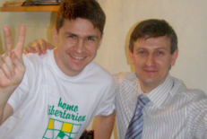 Du geriausi bičiuliai. Kairėje - klientų Lietuvoje ir Lenkijoje turintis V. Pociūno šmeižikas, "kreml.org" ekspertas M. Podoliakas, kurio vadovaujamas portalas paskelbė Latvijos žemėlapį be Latgalos tuo metu, kai praėjusią vasarą ten lankėsi nepageidaujam